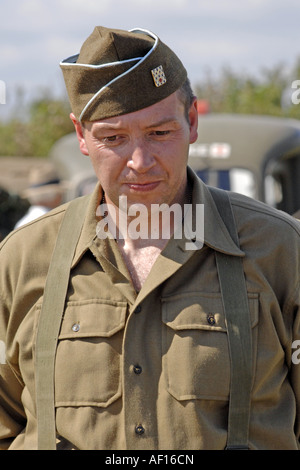 Porträt eines Mannes, gekleidet in der Uniform des GI in der 1. USArmy Infanterie des 2. Weltkrieges Stockfoto