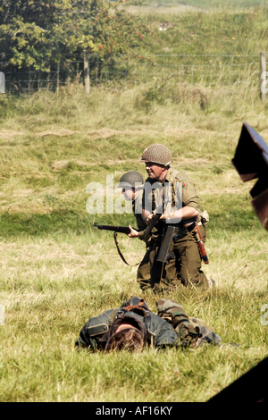 Männer in einer Re Enactment Gruppe verkleidet als eine USArmy-Infanterie Soldaten einen simulierten Kampf Stockfoto