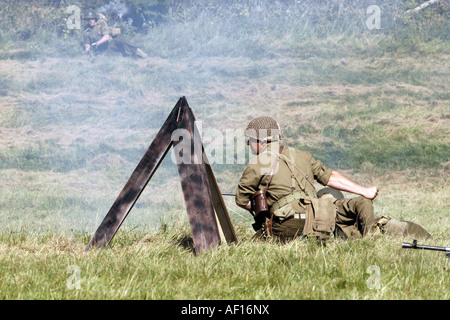 Männer in einer Re Enactment Gruppe verkleidet als eine USArmy-Infanterie Soldaten einen simulierten Kampf Stockfoto