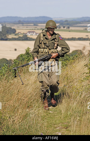 Männer in einer Re Enactment Gruppe verkleidet als eine USArmy-Infanterie Soldaten einen simulierten Kampf Stockfoto