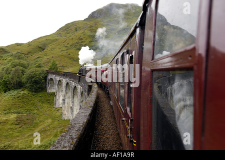 Jacobite Dampfzug Überquerung der Glenfinnan Viadukt Glenfinnan Schottland Stockfoto