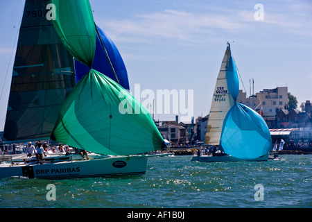 Verdrehte Spinnaker Segeln auf Yachten am Ende des Rennens in Cowes Woche Rennen Isle Of Wight Solent Hampshire England August 2007 Stockfoto