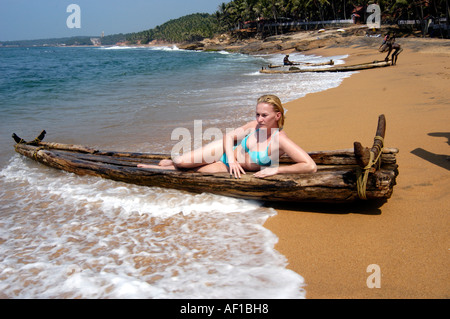 TOURIST IN KATAMARAN, PULINGUDI STRAND IN DER NÄHE VON KOVALAM Stockfoto