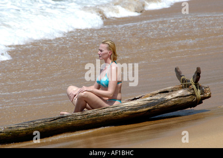 TOURIST IN KATAMARAN, PULINGUDI STRAND IN DER NÄHE VON KOVALAM Stockfoto