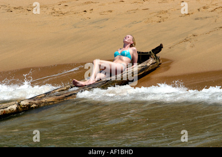 TOURIST IN KATAMARAN, PULINGUDI STRAND IN DER NÄHE VON KOVALAM Stockfoto