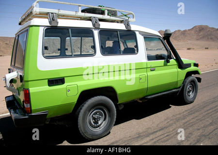 4-Radantrieb überholen auf einer einsamen Straße im Sinai Ägypten Stockfoto