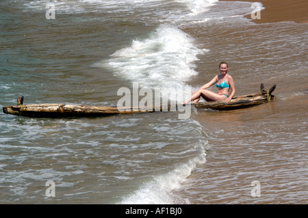 TOURIST IN KATAMARAN, PULINGUDI STRAND IN DER NÄHE VON KOVALAM Stockfoto