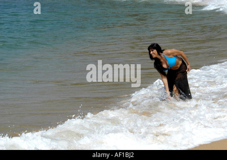 TOURIST IN PULINGUDI STRAND IN DER NÄHE VON KOVALAM Stockfoto