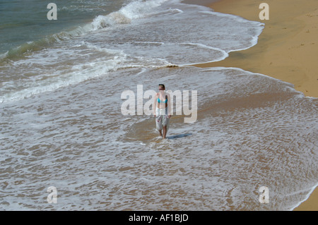 TOURIST IN PULINGUDI STRAND IN DER NÄHE VON KOVALAM Stockfoto