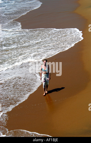 TOURIST IN PULINGUDI STRAND IN DER NÄHE VON KOVALAM Stockfoto