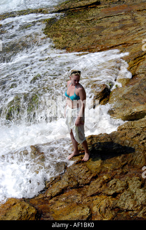 TOURIST IN PULINGUDI STRAND IN DER NÄHE VON KOVALAM Stockfoto