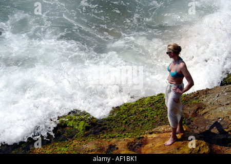 TOURIST IN PULINGUDI STRAND IN DER NÄHE VON KOVALAM Stockfoto