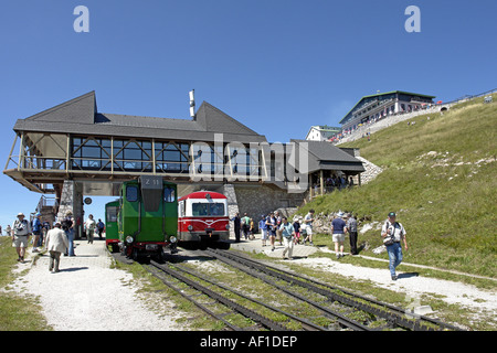 Dampf-Motor Z 11 mit grünen Busse warten auf Passagiere vom Schafberg, St. Wolfgang an einem sonnigen Sommertag zu nehmen Stockfoto