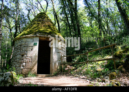 Shepard s Stein Retreat im Wald Stockfoto