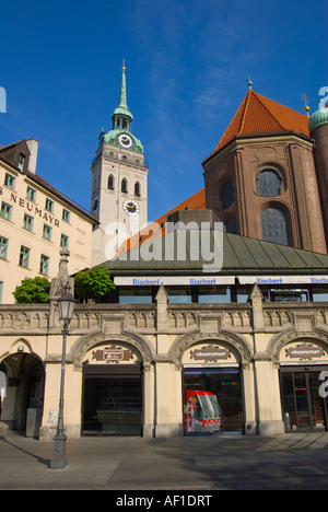 München, Bayern, Deutschland. Peterskirche (St.-Peter Kirche), gesehen vom Viktualienmarkt (Lebensmittelmarkt) Stockfoto