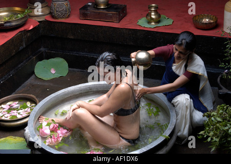 AYURVEDA-KUR FÜR TOURISTEN IN KERALA Stockfoto