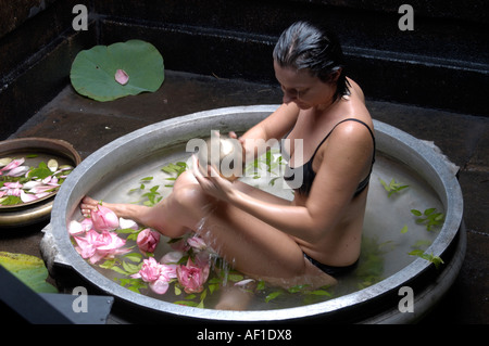 AYURVEDA-KUR FÜR TOURISTEN IN KERALA Stockfoto