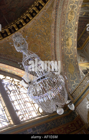 Kristall-Kronleuchter hängen von der verzierten Decke in einem Schlafzimmer auf dem Topkapi Palast, Istanbul. Stockfoto