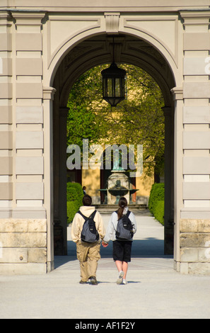 München, Bayern, Deutschland. Junges Paar, die Eingabe der manieristischen Tempel der Diana im Hofgarten Stockfoto