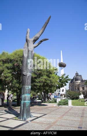 Statue von gebrochener Mann und Denkmal für Revolution von 1989, Wiedergeburt Memorial, Piata Revolutiei, Bukarest, Rumänien Stockfoto