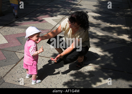 Baby lernen, zu Fuß, mit der Mutter, Bukarest, Rumänien Stockfoto