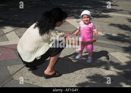 Baby lernen, zu Fuß, mit der Mutter, Bukarest, Rumänien Stockfoto