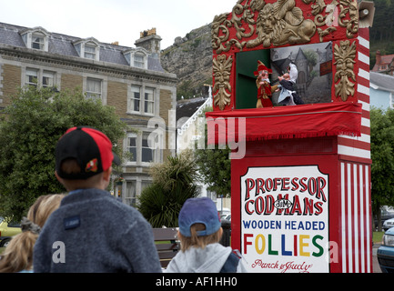 Kinder, die gerade ein Durchschlag und Judy zeigen Llandudno-Gywnedd-Nord-Wales-Großbritannien-Europa Stockfoto