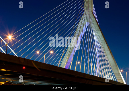 Zakim Brücke Boston über den Charles River bei Sonnenuntergang oder in der Dämmerung Stockfoto