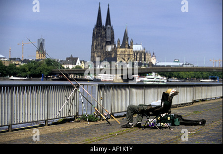 Angler Angeln im Fluss Rhein, Köln, Nord Rhein Westfalen, Deutschland. Stockfoto
