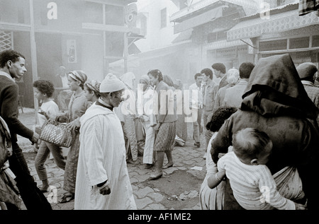 Reportage. Maurische Berber street scene der marokkanischen Menschen in Meknes in Marokko im Maghreb in Nordafrika, Sahara. Leben Lifestyle Reisen Stockfoto