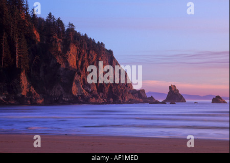 Sonnenuntergang am kurzen Sandstrand von Oswald West State Park, Oregon, USA Stockfoto