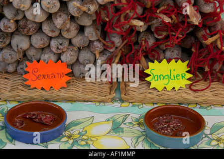 Saucisson zum Verkauf auf einem typischen französischen Markt in Herault, Languedoc-Roussillon Region im Süden von Frankreich Stockfoto