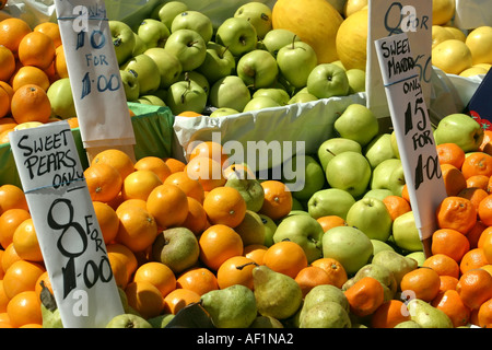 Frisches Obst zum Verkauf in Moore Street Market Dublin Stockfoto