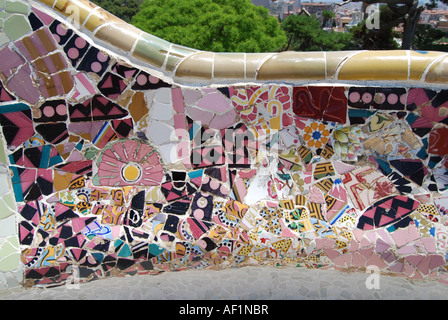 Detail der Mosaikwand im Parc Güell Barcelona Spanien Stockfoto