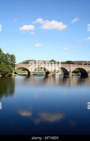 Vertikale Blick auf den Fluss Wye und Builth Brücke in Builth Wells, Powys, Mitte Wales, UK Stockfoto