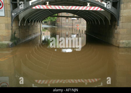 Überschwemmungen unter Skeldergate Brücke über den Fluss Ouse, York, Großbritannien. Stockfoto