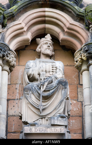 Statue von König Edward I auf der Westfassade der Kathedrale von Lichfield, Staffordshire Stockfoto
