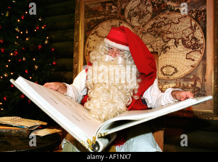 Santa Claus in seinem Büro in Santa Village Polarkreis in der Nähe von Rovaniemi, Finnland Stockfoto