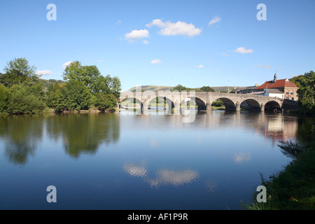 Der Fluss Wye und Builth Brücke in Builth Wells, Powys, Mitte Wales, UK Stockfoto