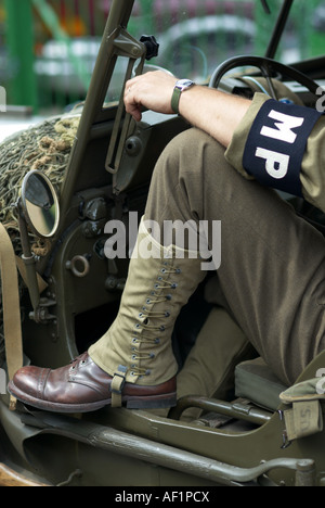 Nahaufnahme von US Militärpolizei im Jeep mit Armbinde und Kleidung ca. 1943 Stockfoto