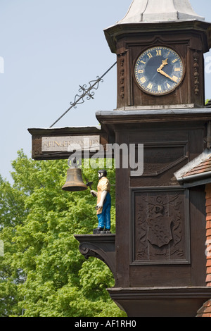 Die Uhr und die Figur des Jack der Schmied im Dorf Abinger Hammer, Surrey Stockfoto
