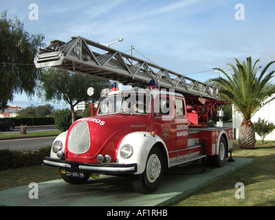 Vintage Feuer Gerät mit ausziehbarem Leiter bei Albufeira Feuerwache, Algarve, Portugal Stockfoto