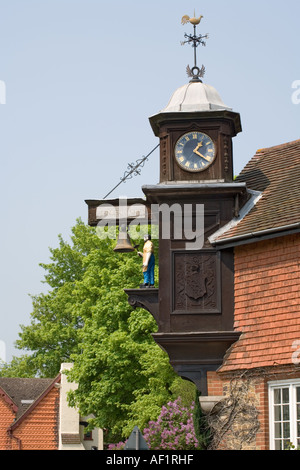 Die Uhr und die Figur des Jack der Schmied im Dorf Abinger Hammer, Surrey Stockfoto
