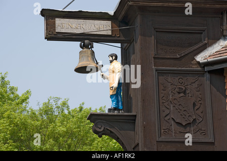Die Uhr und die Figur des Jack der Schmied im Dorf Abinger Hammer, Surrey Stockfoto