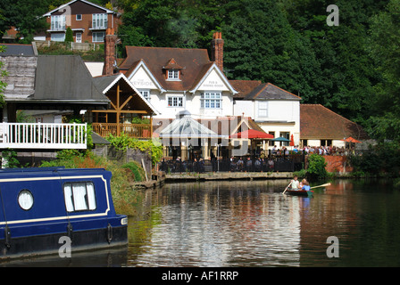 Weyside Pub am Ufer des Fluss Wey, Guildford, Surrey, England, Vereinigtes Königreich Stockfoto