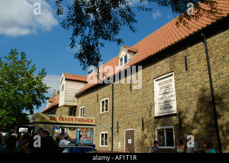 Waterside Antiquitäten Lager am Kai neben dem Fluss Great Ouse Ely Cambridgeshire England Stockfoto