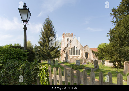 All Saints Church in Ockham, Surrey mit einem seltenen sieben Lancet Fenster im East End des Altarraumes Stockfoto