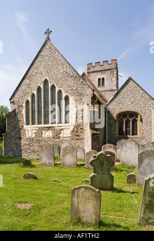 All Saints Church in Ockham, Surrey mit einem seltenen sieben Lancet Fenster im East End des Altarraumes Stockfoto