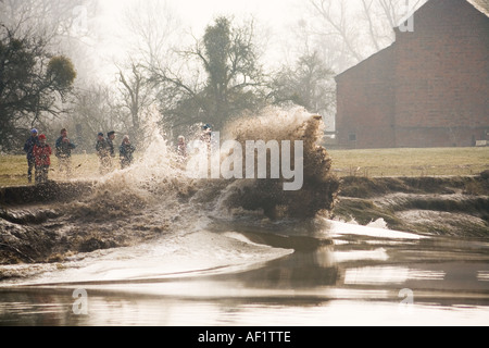 Der Severn Bore bricht gegen das Ufer des Weir Green, Gloucestershire, Großbritannien Stockfoto