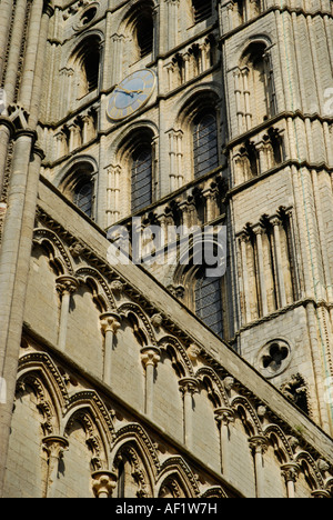 Tele Nahaufnahme der reich verzierten Fassade des Ely Kathedrale West Tower Cambridgeshire England Stockfoto